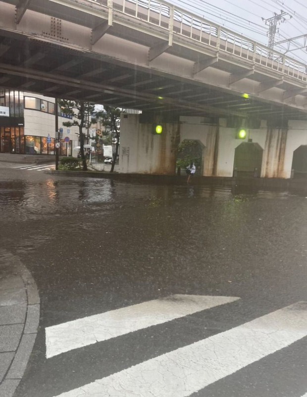 【動画】道路が川のように…鎌倉駅前が冠水 神奈川・鎌倉市