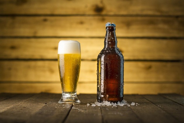 「ビールを飲めないやつはガキ」「ビールを飲んでるのはおっさん」←どっちが正しい？