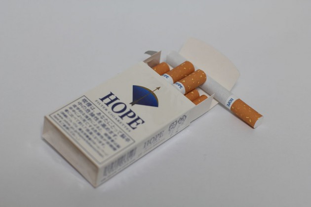 タバコ吸うやつがタバコをトントントンするのってなんで タバコ吸うやつがタバコをトントントンするのってなんで