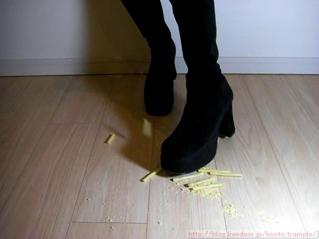 卵型ギザの厚底ブーツで踏み潰されたじゃが こ ブーツやスニーカーで踏み潰し