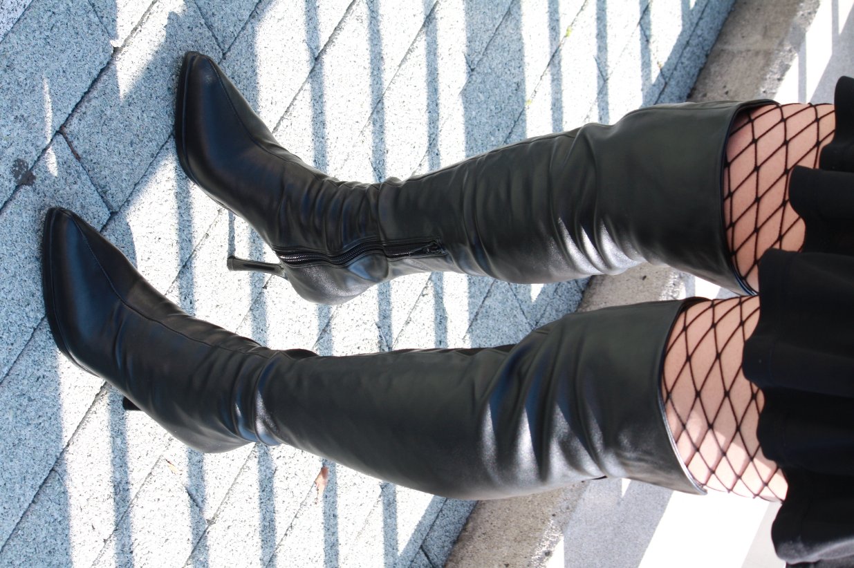 ギャルニーハイに網タイツ ブーツとフェチのあいだ 画像 革 レギンス レオタード 光沢