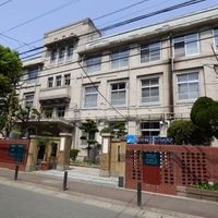 福岡市の繁華街旧大名小学校内で殺人、男性１人刺され死亡　犯人は逃走