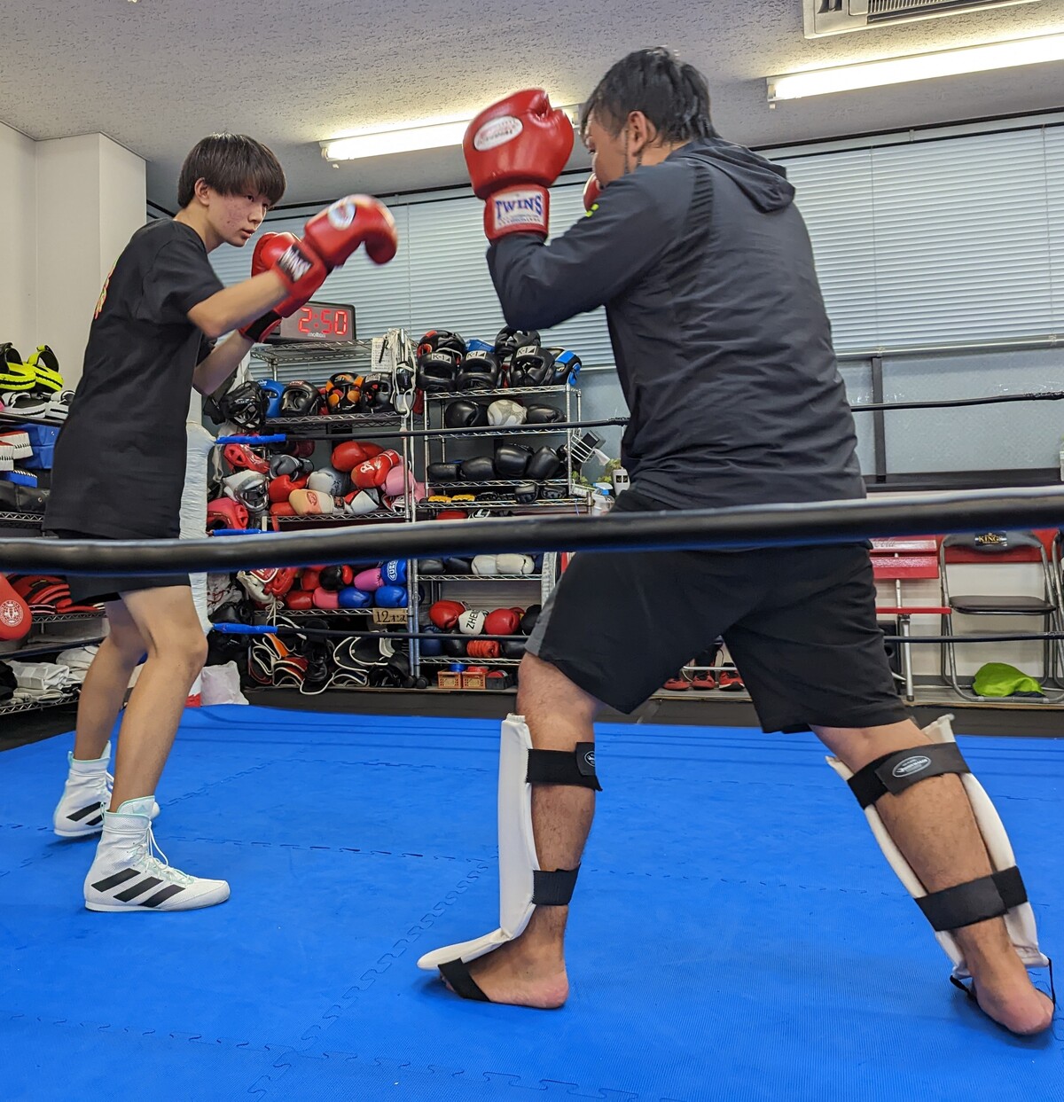 綺麗なフォーム 男子高校生男子大学生多き水曜日 キックボクシングスタジオkings キングス From Itoshima