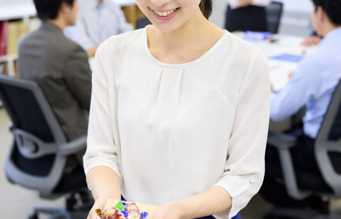 【悲報】新入社員さん、コスパ優先な菓子でGWを満喫してきましたアピールをしてしまう
