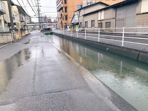 【画像】大都会岡山の用水路に毎年水没する車がある。なんでだろう