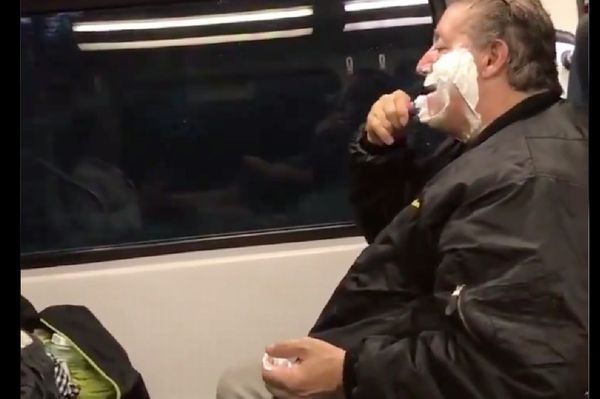 こいつ電車の中でヒゲ剃ってやがるﾊﾟｼｬｯ SNSに投稿 → 事情を知ると寄付金が集まる