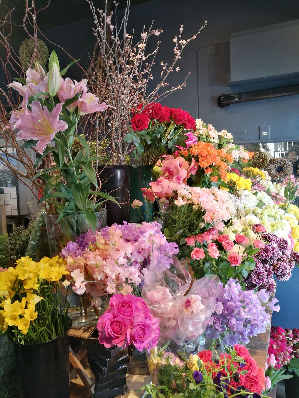 お洒落なお花屋さん Fleur De Nier フルールドニアー お花の香りに包まれてカフェラテをいただく ぶらり宝塚 ーハッピー地域メディアー
