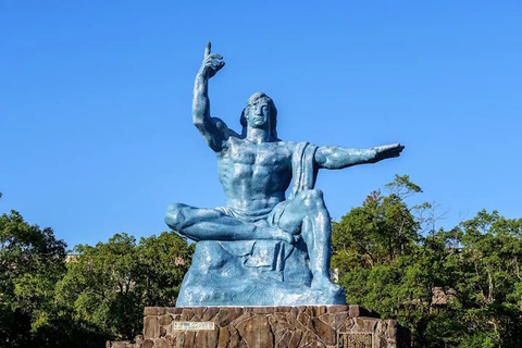 長崎市にある平和祈念像