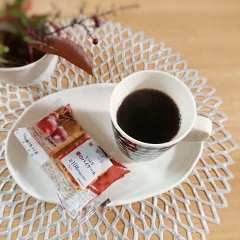 ミニストップしっとり栗のパイケーキとホットコーヒー