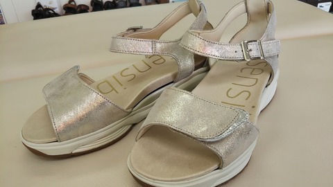 ストレッチウォーカー、サンダル入荷です。