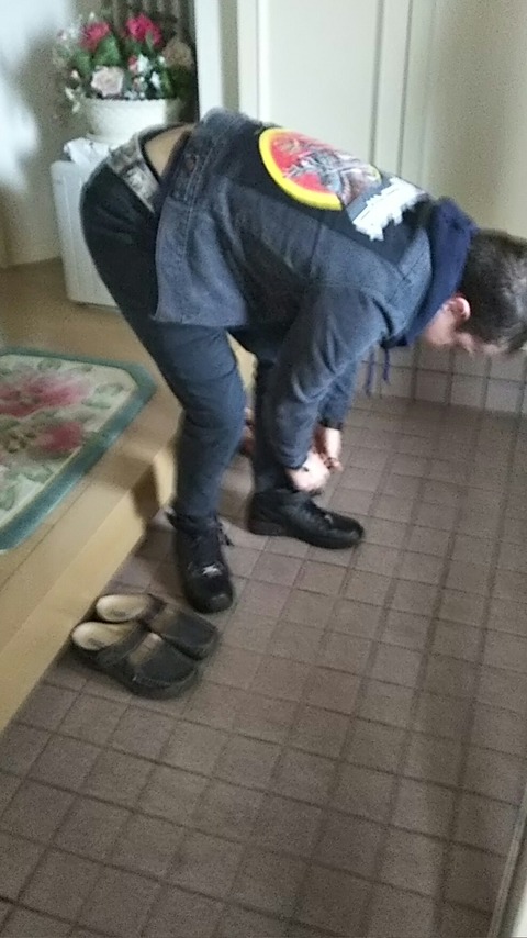 イギリスの若者の、靴の履きかたです。