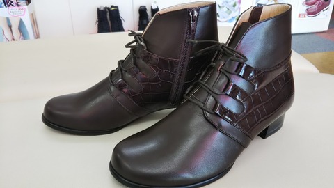 秋におすすめ、Jollier  ショートブーツです。