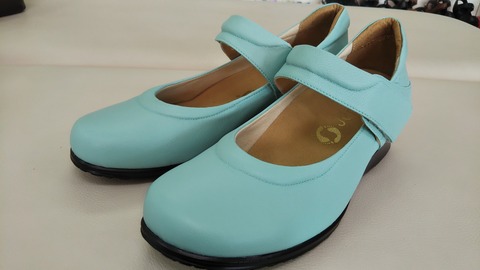 Jollierパンプスの新作です。