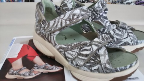 涼しくて、しっかり歩ける、ストレッチウォーカーのサンダル