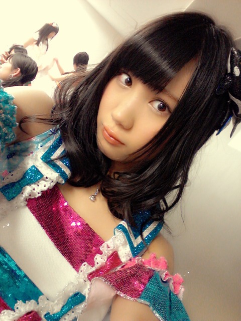 【画像あり】 NMB48 高野祐衣(19)がチンコが書かれた壁の写真を載せてしまう事故wwwwwwwwww
