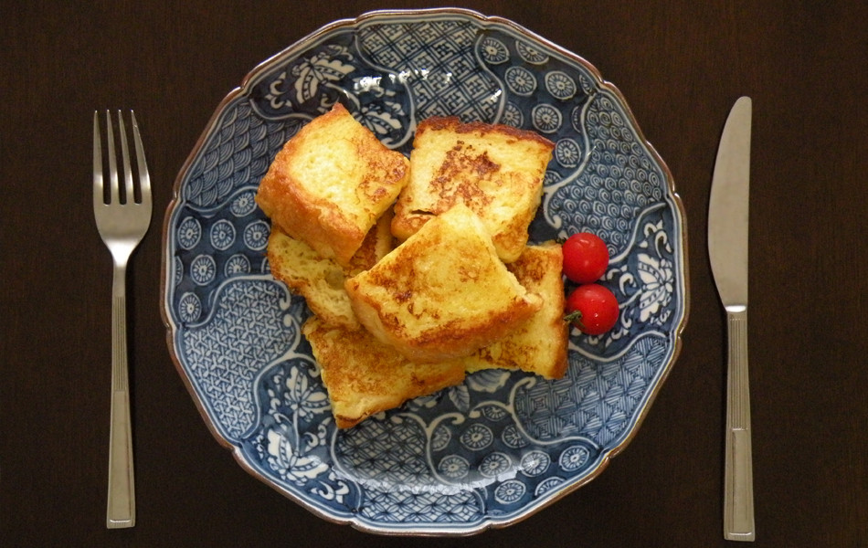 青いお皿に映える黄色のフレンチトースト 差し色に赤いプチトマト とってもキレイな朝食です 捻花鳥のお皿 壹楽窯 Bring Japan Photo Gallery 青いお皿に映える黄色のフレンチトースト 差し色に赤いプチトマト とってもキレイな朝食です 捻花鳥のお皿 壹楽窯 Bring Japan Photo Gallery