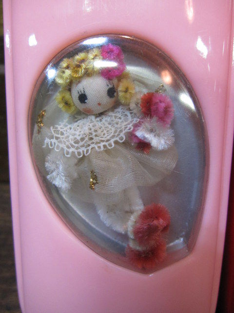 レトロな樹脂製の筆箱 可愛らしいお人形入り 古雑貨 古家具 Brisee ブリゼ 古道具 アンティーク レトロ