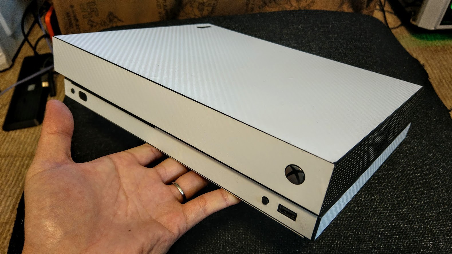 ホワイトモデルの XBOX ONE X が高いから スキンシールでカスタムした 