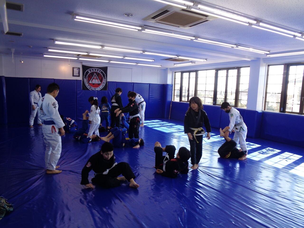 土曜日のキッズ柔術クラス キッズmmaクラス スパーリングクラス フィットネスクラス キックボクシングクラス 浜松のブラジリアン柔術 総合格闘技道場 ブルテリア格闘技ジム