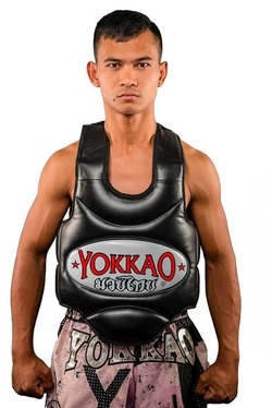 yokkaomuaythaibodyprotectorblack1