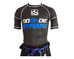 0004_BLACK-RASHGUARD-FRONT1