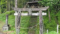 乙姫神社(菊池市) - ナマズに助けられた姫が大鯰を抱く石像、近くには湧き水や水神木