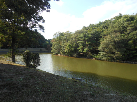 日葉酢媛命陵「狭木之寺間陵」、つまり第十一代垂仁天皇の後の皇后ヒバスヒメの陵墓の拝所から左手の周濠と陵墓本体を望む - ぶっちゃけ古事記