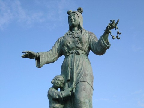 800px-Nunakawahime_and_Tateminakatanomikoto_statue-Wikipedia