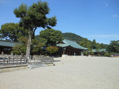 橿原神宮の外拝殿 後ろの山が畝傍山 - ぶっちゃけ古事記