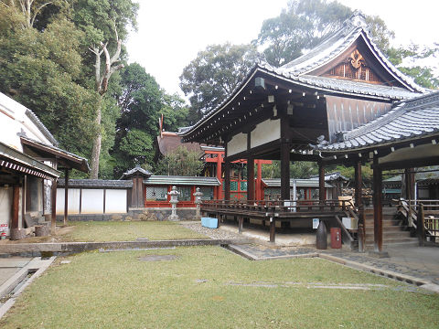 氷室神社（奈良）の拝殿・舞殿、左手から。奥に本殿も - ぶっちゃけ古事記