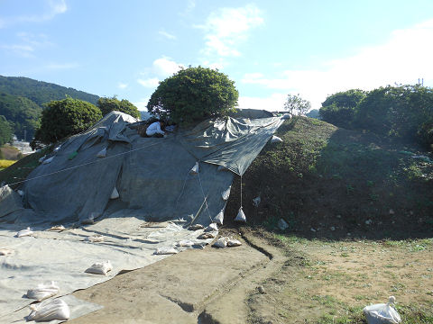 都塚古墳 - 本当に何の変哲もない畑に囲まれた小山のようなものなのだが【古事記紀行2014】のキャプチャー