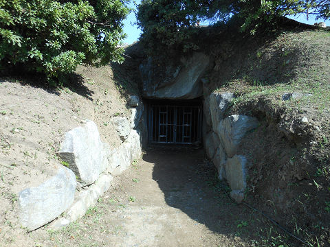 都塚古墳の石室入口1 - ぶっちゃけ古事記