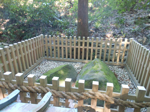 大神神社にある夫婦岩 - ぶっちゃけ古事記