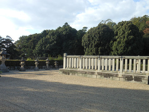 五社神古墳(奈良県・奈良市)、神功皇后陵「狹城楯列池上陵」の拝所前広場右手から陵墓本体を望む - ぶっちゃけ古事記