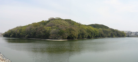 百舌鳥古墳群の土師ニサンザイ古墳で初事例となる木製埴輪の貴人の日傘「立ち飾り」が出土 - 堺市のキャプチャー