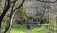 蒲原神社（村上市） - 平安期の勧請、御神体の筥竪山・鉾立岩が等間隔で並ぶ遥拝所