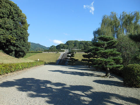 崇神天皇陵「山邊道勾岡上陵」拝所前広場 - ぶっちゃけ古事記