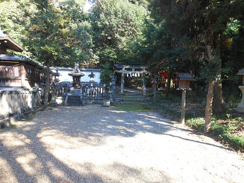 伊射奈岐神社 拝殿の右手にあるお社 - ぶっちゃけ古事記