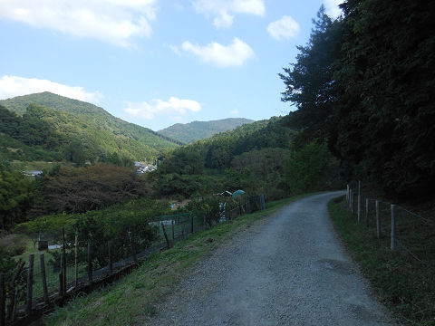 山辺の道（山の辺の道） 檜原神社から景行天皇陵までの途中、大和の青垣の看板近くの風景 - ぶっちゃけ古事記