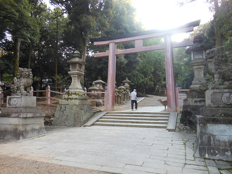 春日大社、本殿近くの二之鳥居をくぐる - ぶっちゃけ古事記
