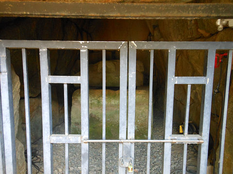 都塚古墳の石室入口2 - ぶっちゃけ古事記