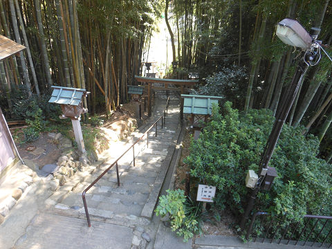 久延彦神社の階段の参道 - ぶっちゃけ古事記