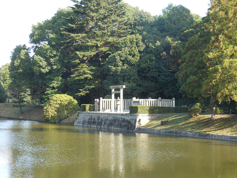 日葉酢媛命陵「狭木之寺間陵」、つまり第十一代垂仁天皇の後の皇后ヒバスヒメの陵墓の西側から拝所を望む - ぶっちゃけ古事記