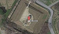 石舞台古墳(奈良県・明日香村) - 墳丘の土が失われ横穴式石室が露出する蘇我馬子の墓