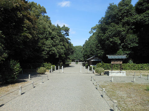 綏靖天皇陵の参道、右手に宮内庁看板を見ながら - ぶっちゃけ古事記