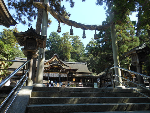 大神神社、拝殿前の階段下から - ぶっちゃけ古事記