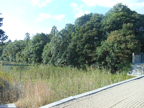 磐之媛命陵「平城坂上陵」、つまりイワノの陵墓であるヒシアゲ古墳の拝所に向かって左側の堀と陵墓本体を望む - ぶっちゃけ古事記