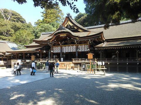 大神神社の拝殿を右側から見て - ぶっちゃけ古事記