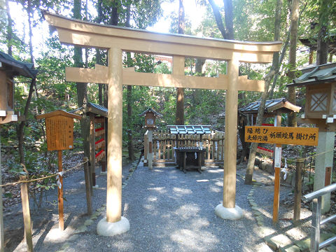 大神神社にある夫婦岩の社 - ぶっちゃけ古事記