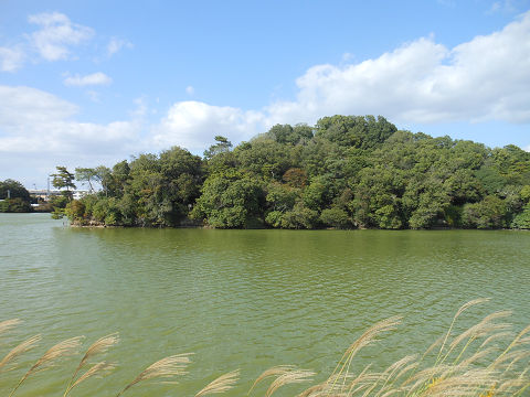 宇和奈辺・小奈辺古墳、いわゆるウワナベ古墳。仁徳天皇の後の皇后ヤタノの陵墓と推定される陵墓参考地 南西から - ぶっちゃけ古事記